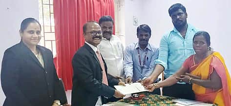 நீதிமன்ற நடவடிக்கை: பொறியியல் கல்லூரி மாணவரிடம் கல்விச் சான்றிதழ்கள் ஒப்படைப்பு