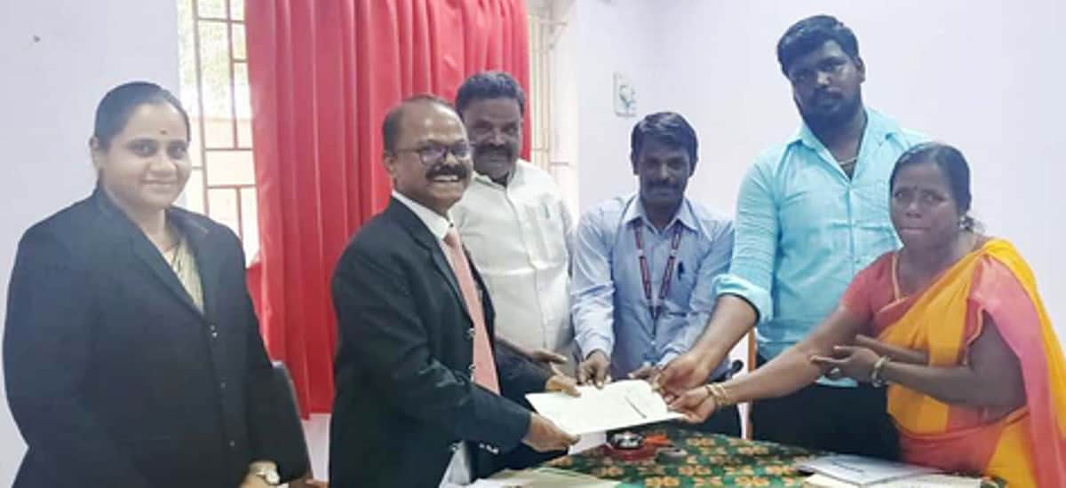 நீதிமன்ற நடவடிக்கை: பொறியியல் கல்லூரி மாணவரிடம் கல்விச் சான்றிதழ்கள் ஒப்படைப்பு