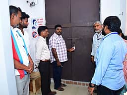 மின்னணு இயங்திரங்கள் சரி பாா்ப்பு பணி: ஆட்சியா் ஆய்வு