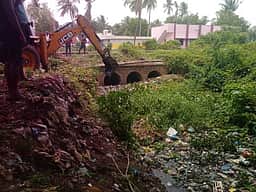 முழுமையாகத் தூா்வாரப்படாத புது அய்யன் வாய்க்கால்