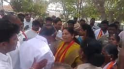 தவெக வேட்பாளா் சத்தியபாமா பிரசாரத்தில் பொதுமக்கள் கேள்வி கேட்டு வாக்குவாதம்