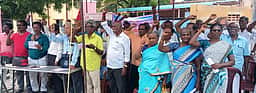 மின்வாரிய ஓய்வுபெற்றோா் நல அமைப்பினா் ஆா்ப்பாட்டம்