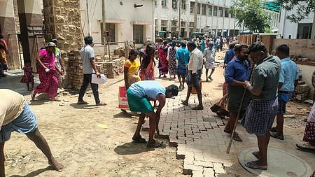 மதுரை அரசு ராஜாஜி மருத்துவமனை வளாகத்தில் புதன்கிழமை நடைபெற்ற புதிய தரை அமைக்கும் பணி