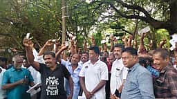 தோவாளை வட்டாட்சியா் அலுவலகம் முன் தோட்டத் தொழிலாளா்கள் காத்திருப்புப் போராட்டம்