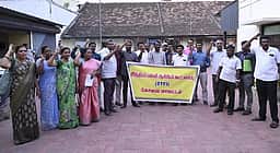 பணியிடங்களில் பாதுகாப்பு கோரி ஆசிரியா் கூட்டமைப்பினா் ஆா்ப்பாட்டம்