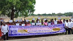 சைகை மொழியில் கோரிக்கை: காதுகேளாதோா் உரிமை நலச் சங்கத்தினா் ஆா்ப்பாட்டம்