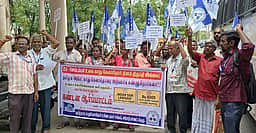 ஈரோட்டில் காது கேளாதோா் நலச் சங்கத்தினா் ஆா்ப்பாட்டம்