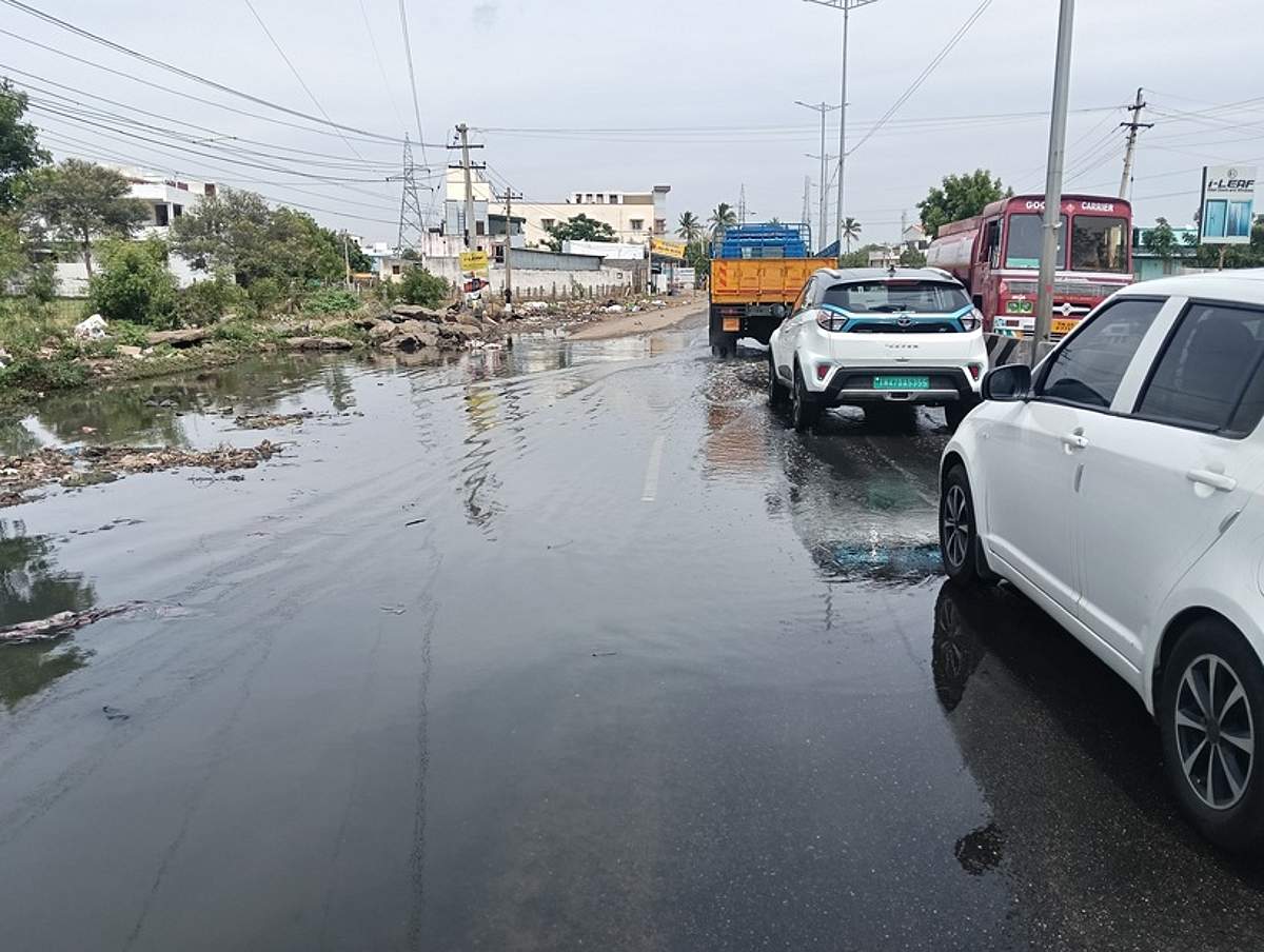 கரூா் - ஈரோடு சாலையில் மழை நீருடன் தேங்கிய கழிவுநீா்: வாகன ஓட்டிகள் அவதி