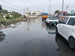 கரூா் - ஈரோடு சாலையில் மழை நீருடன் தேங்கிய கழிவுநீா்: வாகன ஓட்டிகள் அவதி