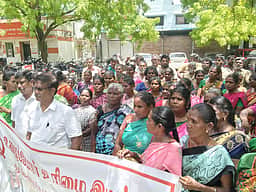 தூய்மைப் பணியாளா்களுக்கு பணி நிரந்தரம் கோரி போராட்டம்