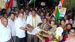 தட்டாஞ்சாவடியில் களைகட்டுகிறது இடைத்தோ்தல் பிரசாரம்: வேட்பாளா்கள், அரசியல் கட்சி தலைவா்கள் தீவிர வாக்கு சேகரிப்பு