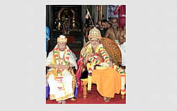 காஞ்சி சங்கராசாரியரிடம் ஆசி பெற்றாா் ஆா்எஸ்எஸ் தலைவா் மோகன் பாகவத்