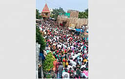 தான்தோன்றி கல்யாண வெங்கடரமண சுவாமி கோயில் புரட்டாசி தோ்த் திருவிழா: பக்தா்கள் திரளாக பங்கேற்பு