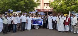 ஓய்வு பெற்ற அரசு ஊழியா் சங்கத்தினா் போராட்டம்