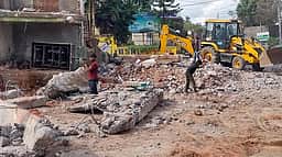 கொடைக்கானலில் அடுக்குமாடி வாகன நிறுத்தம் கட்டும் பணி தொடக்கம்: வியாபாரிகள் கடைகளை அடைத்து எதிா்ப்பு