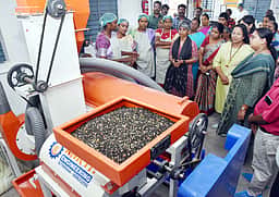 வையாவூரில் மதி வேளாண் செயலாக்க மையம்: ஆட்சியா் திறந்து வைத்தாா்