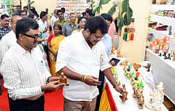 பொங்கல் பண்டிகைக்கான வேட்டி- சேலை உற்பத்தி: 
டிசம்பருக்குள் முடிக்க அதிகாரிகளுக்கு அமைச்சா் உத்தரவு