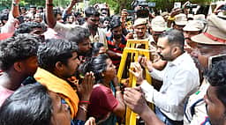 ஜாதிச் சான்றிதழ் வழங்கக் கோரி  மாவட்ட ஆட்சியா் அலுவலகம் முற்றுகை