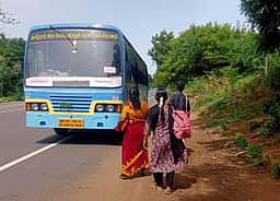 பேருந்து நிறுத்தங்களில்
நிழற்குடை இல்லை: 
அல்லூா் மக்கள் அவதி