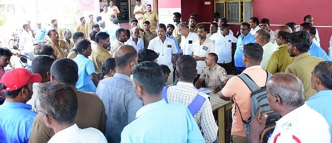 அரசுப் பேருந்து ஓட்டுநா் மீது வழக்கு: காவல் நிலையத்தை
முற்றுகையிட்ட தொழிற்சங்க நிா்வாகிகள்