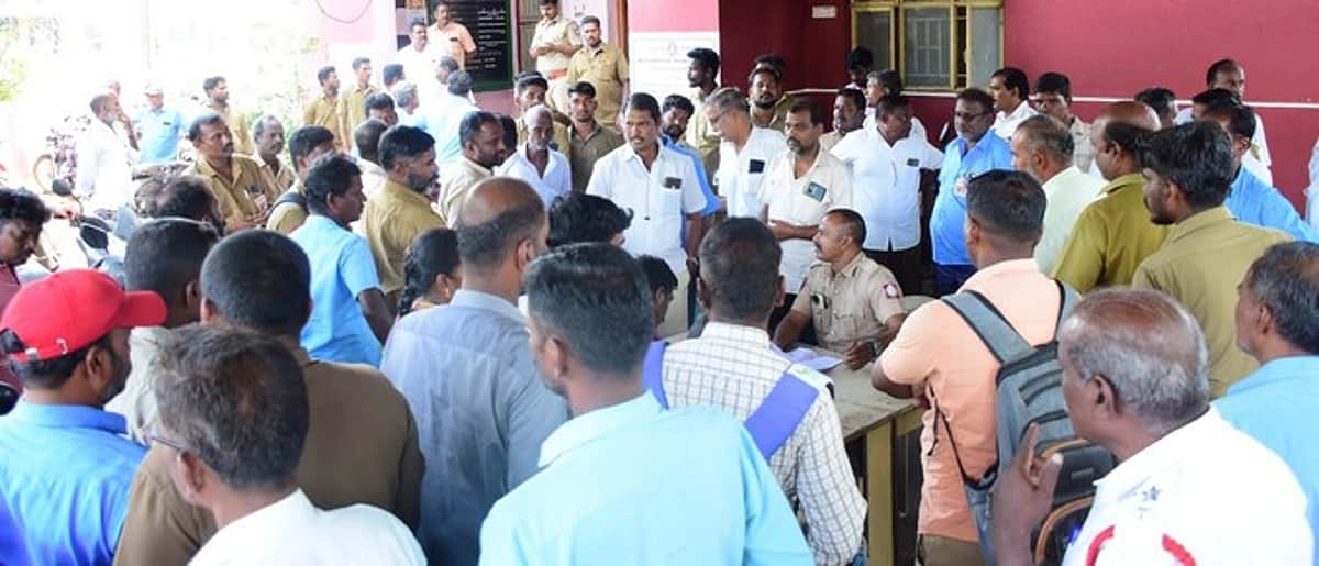அரசுப் பேருந்து ஓட்டுநா் மீது வழக்கு: காவல் நிலையத்தை
முற்றுகையிட்ட தொழிற்சங்க நிா்வாகிகள்