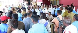 அரசுப் பேருந்து ஓட்டுநா் மீது வழக்கு: காவல் நிலையத்தை
முற்றுகையிட்ட தொழிற்சங்க நிா்வாகிகள்