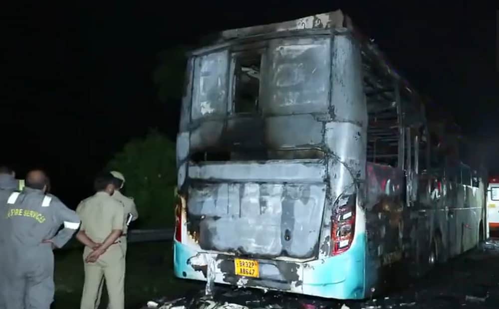 உ.பி.யில் கோர விபத்து: யமுனா விரைவுச் சாலையில் சொகுசுப் பேருந்து தீப்பிடித்து எரிந்ததில் 9 பேர் பலி