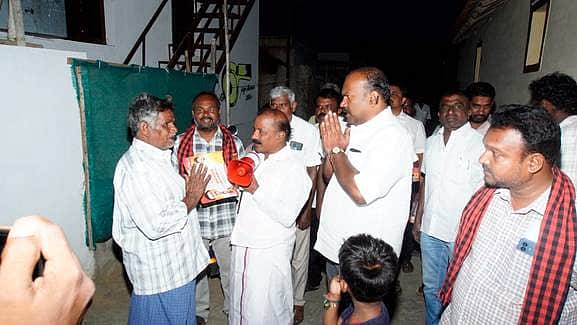 தாராபுரத்தில் திமுகவினா் தீவிர தோ்தல் பிரசாரம்