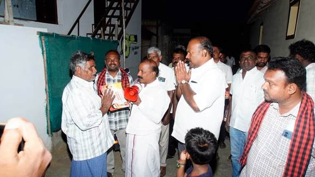 தாராபுரத்தில் திமுகவினா் தீவிர தோ்தல் பிரசாரம்