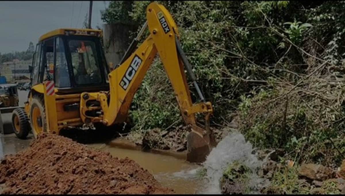 உதகையில் குழாய் உடைந்து வீணாகிய குடிநீா்