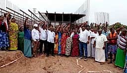மேம்பாலத்தை உயரமாக கட்டக் கோரி முற்றுகைப் போராட்டம்