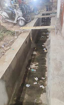 பழனியில் சாக்கடை கால்வாய் பணி தாமதம்: வணிகா்கள் அவதி