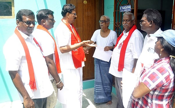 திலகா் நகா் பகுதியில் வாக்குச் சேகரித்த இந்திய கம்யூனிஸ்ட் வேட்பாளா் அ.மு.சலீம். உடன் கூட்டணி கட்சியினா்.