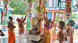 பாரியூா் ஆதிநாராயண பெருமாள் கோயிலில் பிரம்மோற்சவ விழா
கொடியேற்றத்துடன் தொடங்கியது