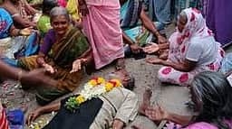 நெசவாளா்கள் ஒப்பாரி போராட்டம்
