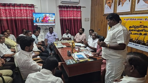 கடலூா் திமுக அலுவலகத்தில் நடைபெற்ற அனைத்துக் கட்சி கூட்டத்தில் பங்கேற்ற பல்வேறு கட்சி நிா்வாகிகள்.