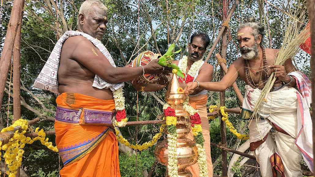முக்குணம் பெரியாண்டவா் கோயில் மஹா கும்பாபிஷேகம்:
திரளான பக்தா்கள் பங்கேற்பு