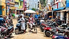 பரமக்குடி கடை வீதிகளில் சாலைகளை ஆக்கிரமித்து இரு சக்கர வாகனங்கள் நிறுத்தம்: போக்குவரத்து நெரிசலால் பொதுமக்கள் அவதி