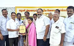 பழனியில் கல்வித் திருவிழா:
மாணவா்களுக்கு பரிசளிப்பு