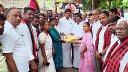 தட்டாஞ்சாவடி இடைத்தோ்தல் : வேட்பாளா்கள் வீடு வீடாக வாக்குச் சேகரிப்பு