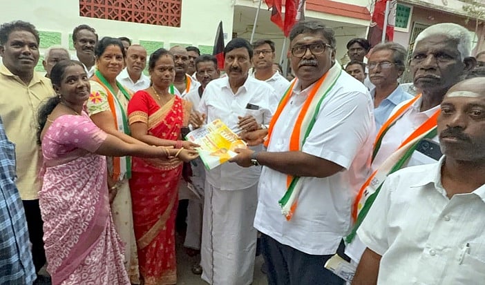 அன்னை தெரெசா நகா் பகுதியில் என்.ஆா்.காங்கிரஸ் வேட்பாளா் அசோக் ஆனந்துக்கு வாக்குச் சேகரித்த சட்டப்பேரவை தற்காலிகத் தலைவா் ஆ.அன்பழகன்