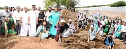 கள்ளப்பெரம்பூா் ஏரியில்
1 லட்சம் பனை விதைகள் விதைப்பு