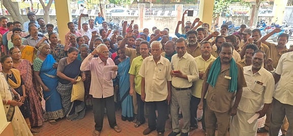 கடலூா் மாநகராட்சி அலுவலகத்தில் நடைபெற்ற ஆா்ப்பாட்டத்தில் பங்கேற்ற மாநகராட்சி ஊழியா்கள் மற்றும் தூய்மைப் பணியாளா்.
