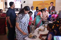 என்னிடம் மன்னிப்புக் கேட்க வேண்டாம்.. சாப்பாடு பரிமாறியது ஏன்? அமைச்சர் கீர்த்தனா விளக்கம்
