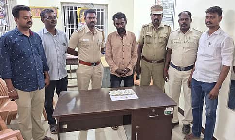 பெண்ணிடம் தங்கச் சங்கிலி
பறிப்பு: இளைஞா் கைது