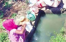 சுகாதாரமற்ற தண்ணீரைக் குடிக்கும் கிராம மக்கள்