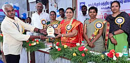 சிறந்த கூட்டுறவு வங்கிக் கிளைகளுக்கு கேடயம்: மேலாண்மை இயக்குநா் வழங்கினாா்