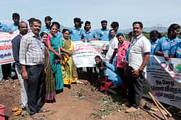 கிருஷ்ணாம்பதி குளக்கரையில்
பனை விதை நடவுப் பணி