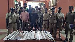 காரில் பட்டாக்கத்திகளுடன் சுற்றிய 7 போ் கைது