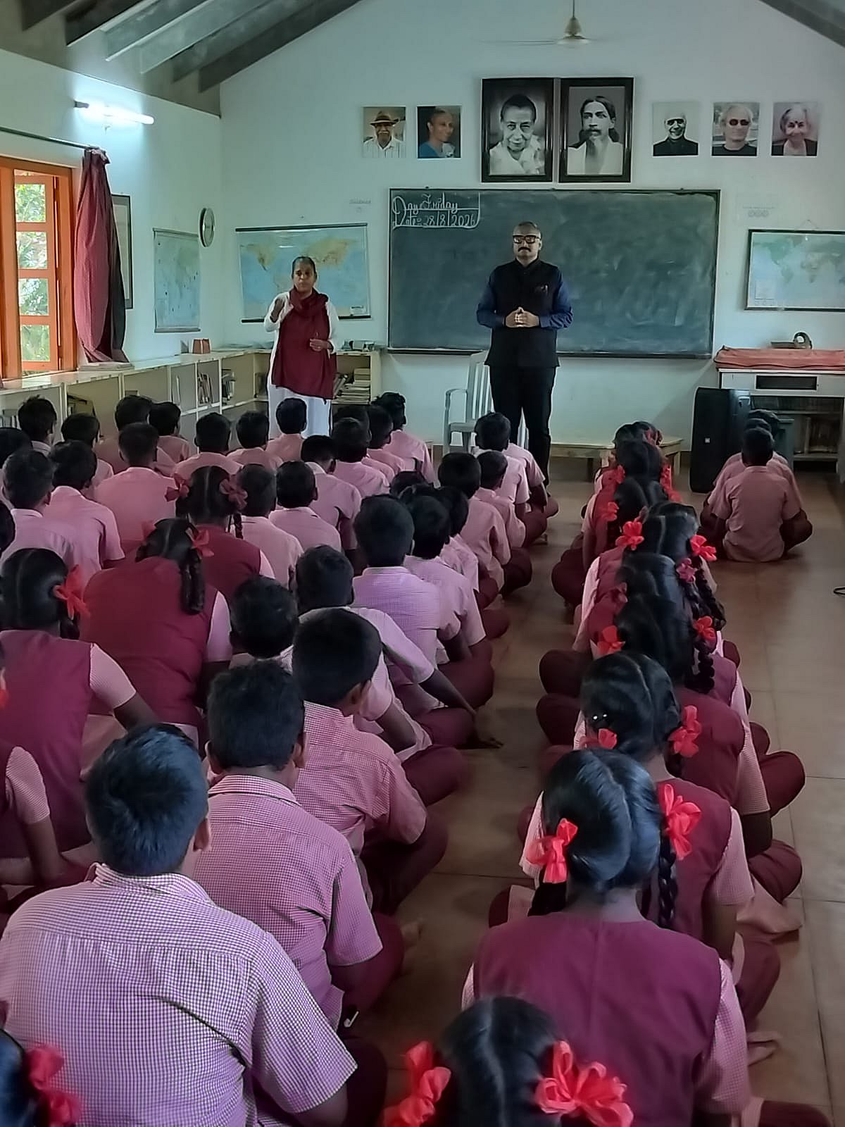 அரசுப் பள்ளி மாணவர்களுக்கான விழிப்புணர்வு நிகழ்வில் பங்கேற்ற ஓய்வு பெற்ற மேஜர் கௌரவ் மிஸ்ரா.
